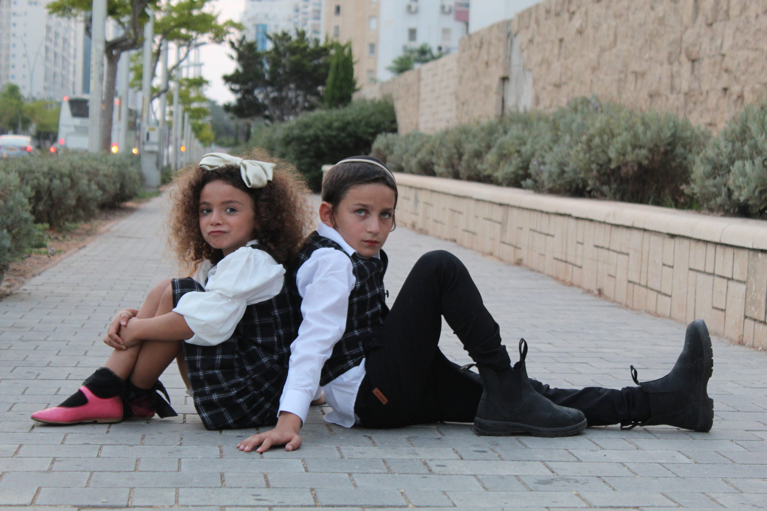 וסט משובץ שחור-בנים – תמונה 3